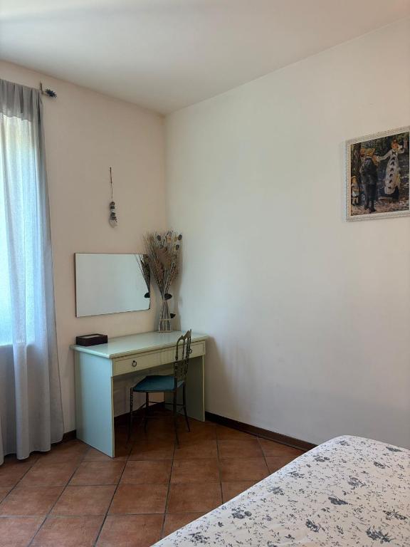 sypialnia z biurkiem z krzesłem i lustrem w obiekcie Beautiful Tagliolo w mieście Tagliolo Monferrato
