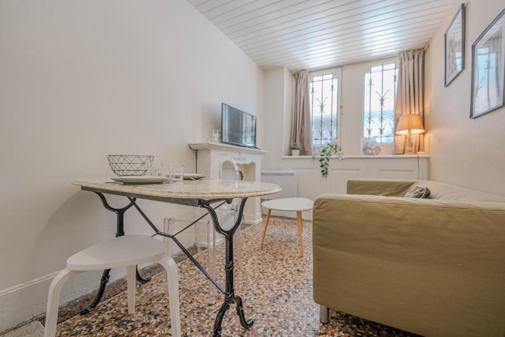 un salon avec une table et un canapé dans l'établissement Entre Thiers et Vous - HyperCentre, à Grenoble