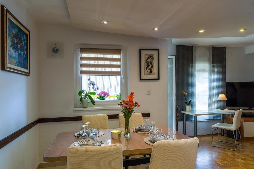 Uma televisão e/ou sistema de entretenimento em Apartment Many