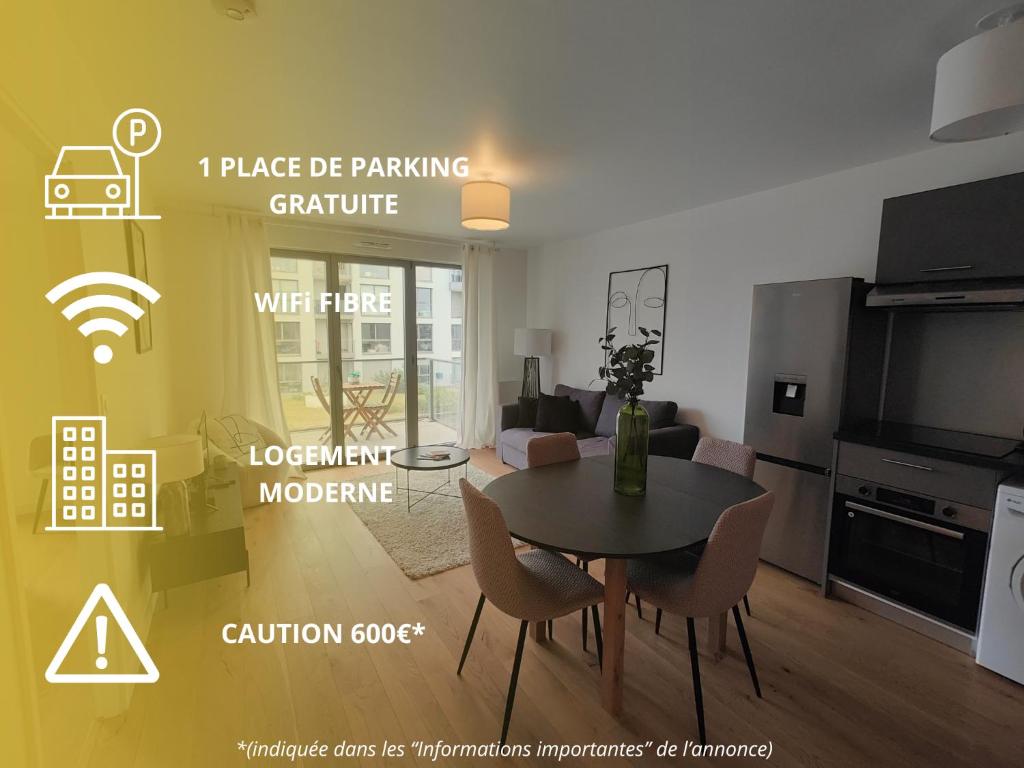 - un salon avec une table, des chaises et une télévision dans l'établissement Le Quai des Verts, à Caen