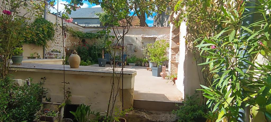une allée dans un ancien bâtiment avec un jardin dans l'établissement Madeleine, à Sancerre
