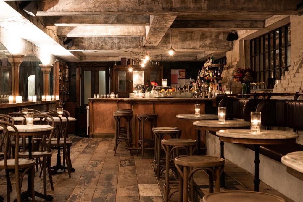 Um restaurante ou outro lugar para comer em Walker Hotel Tribeca