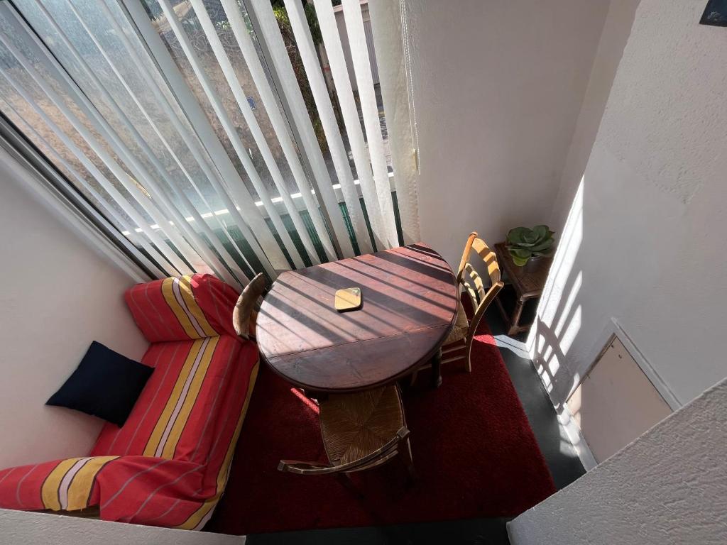 un salon avec une table et un canapé dans l'établissement La Loggia, à Sète