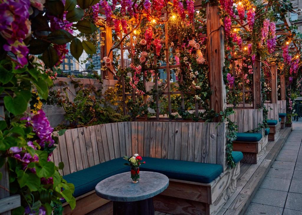 Um jardim em Walker Hotel Tribeca