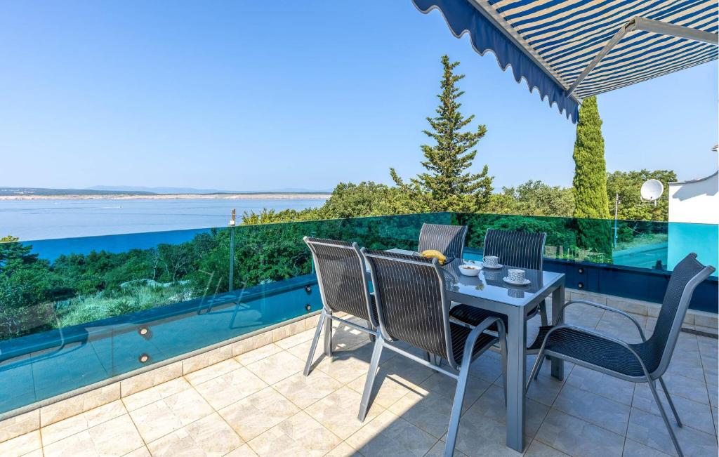 2 Bedroom Cozy Apartment In Dramalj