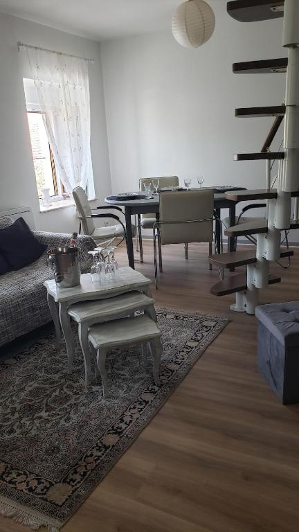 un salon avec un canapé et une table dans l'établissement Le Nid Daudèce, à Le Châtelet-sur-Sormonne