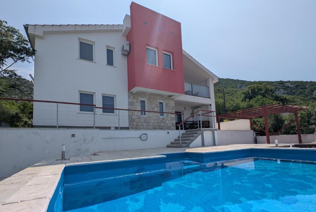 Swimmingpoolen hos eller tæt på Villa Sunshine