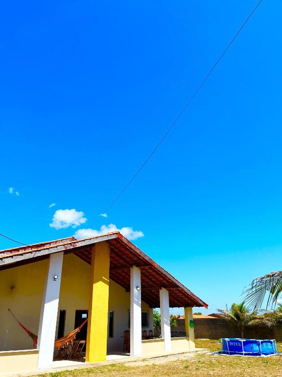 a small building with a blue sky in the background at Casa Atalaia Paraíso in Atalaia