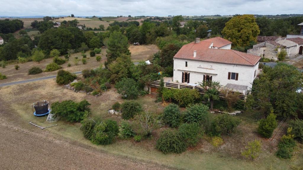 - une vue aérienne sur une maison blanche avec une cour dans l'établissement Maison de vacances L'Hermione, à Villeneuve-sur-Vère