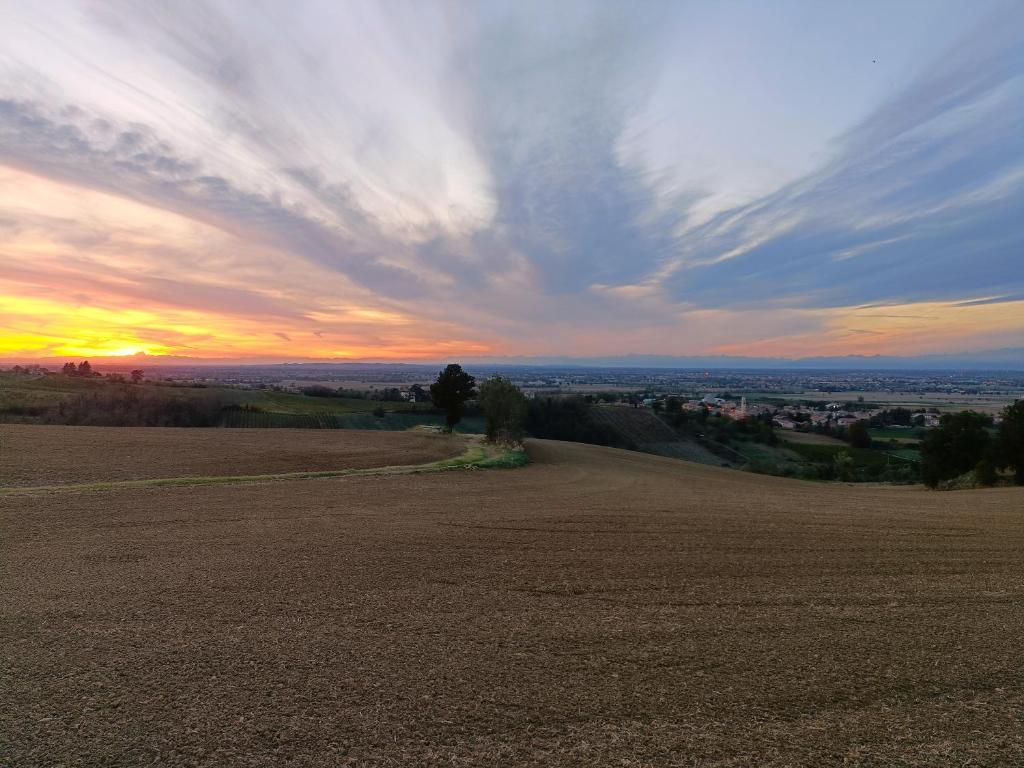 Východ nebo západ slunce při pohledu z bed and breakfast nebo okolí