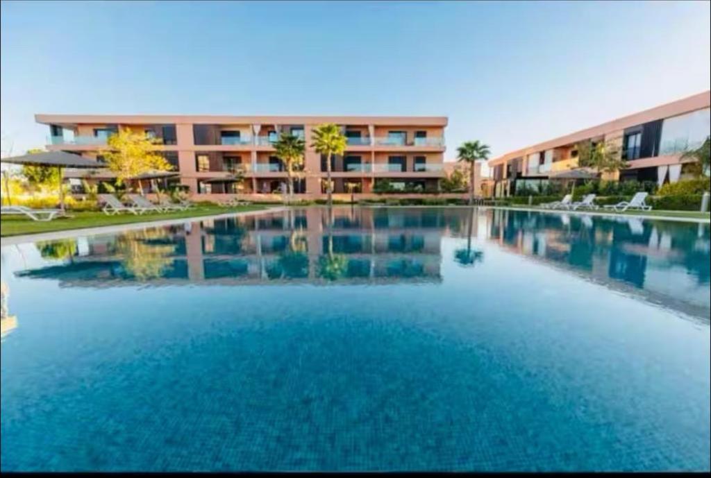 Bazén v ubytování Élégance et confort 3 chambre sur le golf de Noria nebo v jeho okolí