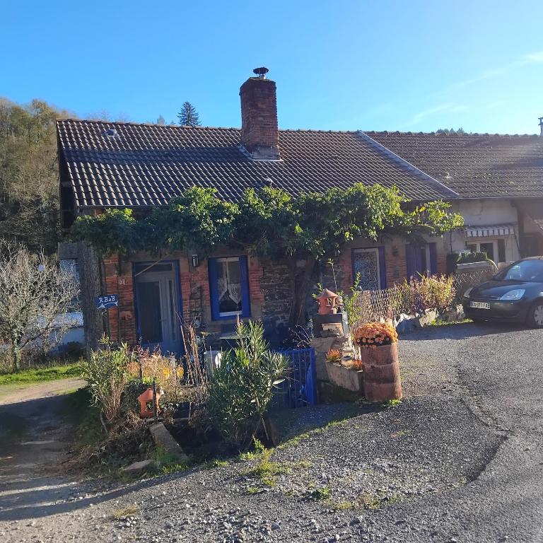 a brick house with plants in front of it at Bucolique Studette in Malemort-sur-Corrèze
