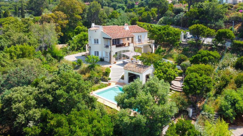 une vue aérienne d'une maison avec piscine dans l'établissement Sublime villa provençale 5 chambres avec piscine, à La Croix-Valmer