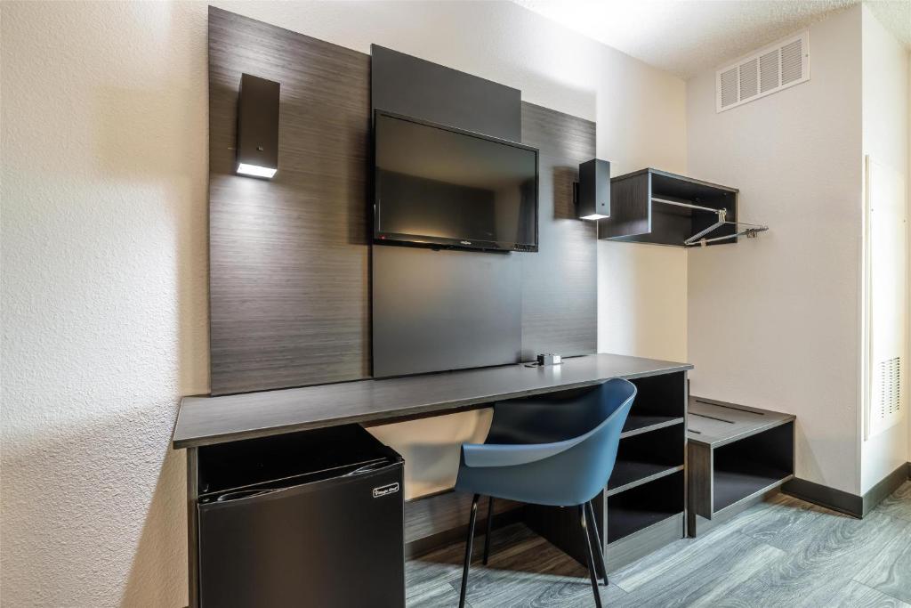 Motel 6-Missoula, MT - 1 Queen Bed | Mob Acc RI Shwr Nsmk Minifridge