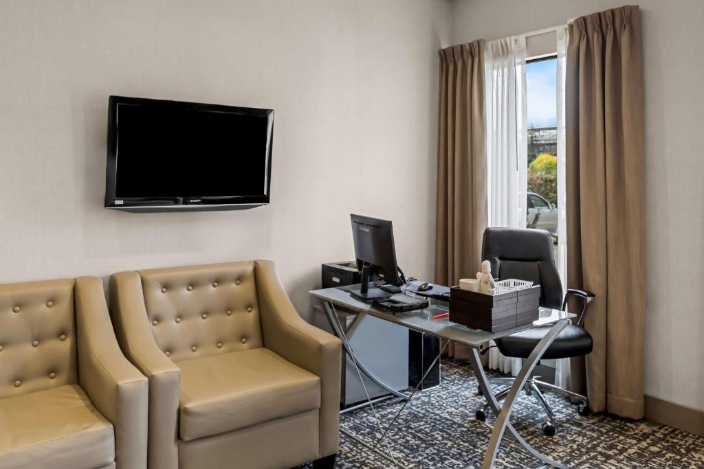 TV a/nebo společenská místnost v ubytování SureStay Hotel by Best Western SeaTac Airport North