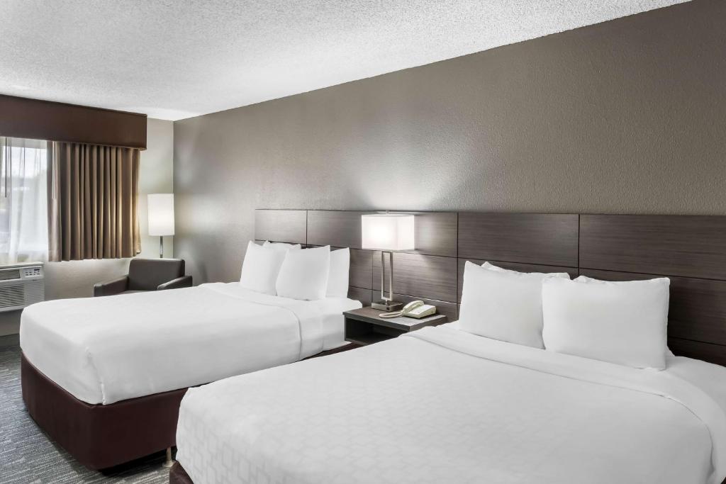Postel nebo postele na pokoji v ubytování SureStay Hotel by Best Western SeaTac Airport North