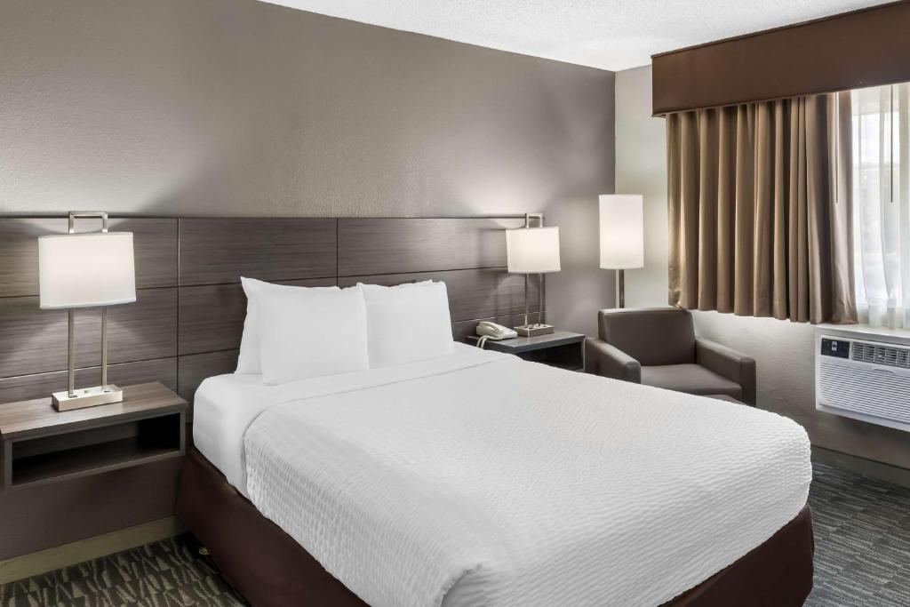 Postel nebo postele na pokoji v ubytování SureStay Hotel by Best Western SeaTac Airport North