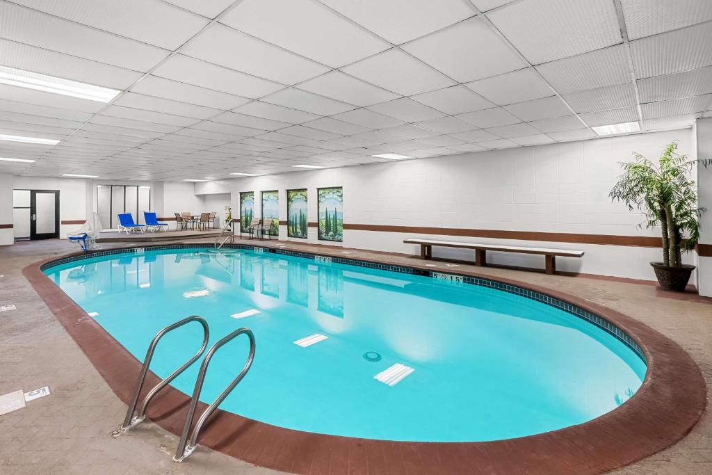 Bazén v ubytování SureStay Hotel by Best Western SeaTac Airport North nebo v jeho okolí