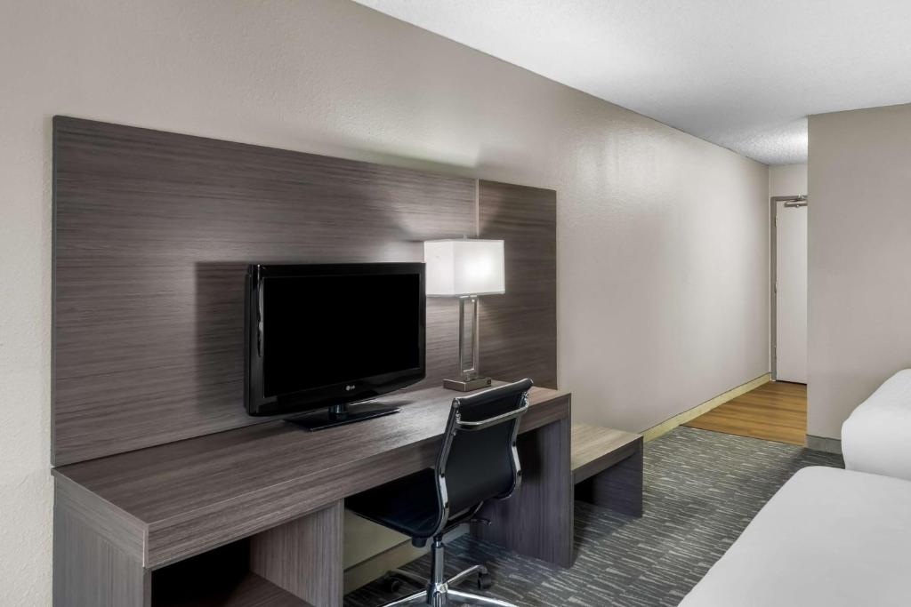 TV a/nebo společenská místnost v ubytování SureStay Hotel by Best Western SeaTac Airport North