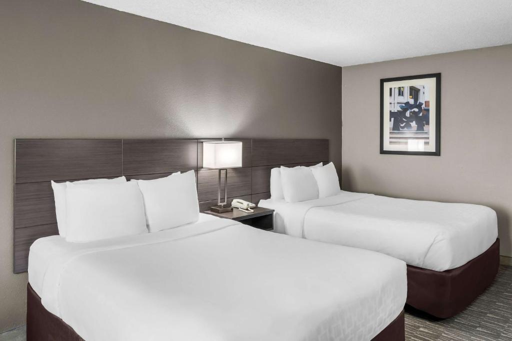 Postel nebo postele na pokoji v ubytování SureStay Hotel by Best Western SeaTac Airport North