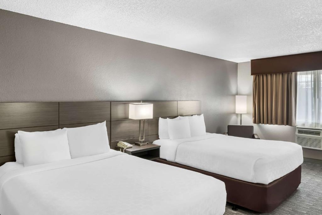 Postel nebo postele na pokoji v ubytování SureStay Hotel by Best Western SeaTac Airport North