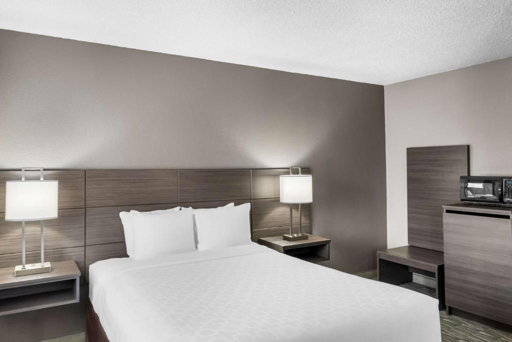 Postel nebo postele na pokoji v ubytování SureStay Hotel by Best Western SeaTac Airport North