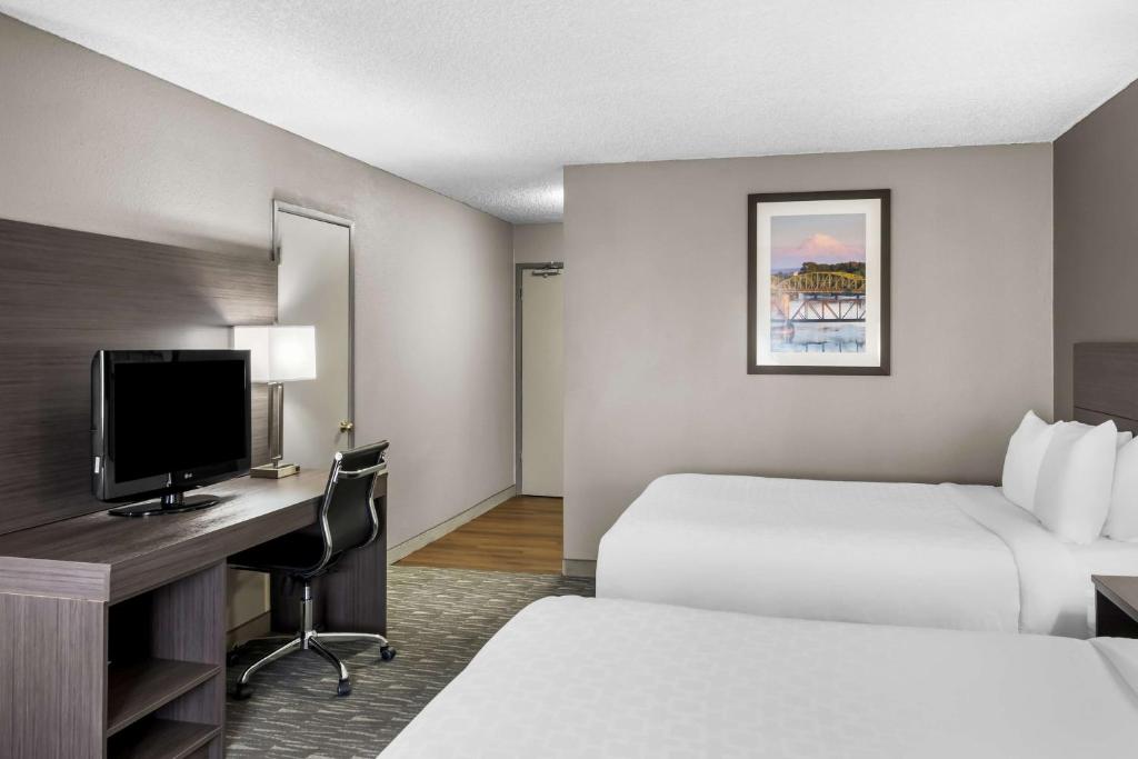 TV a/nebo společenská místnost v ubytování SureStay Hotel by Best Western SeaTac Airport North