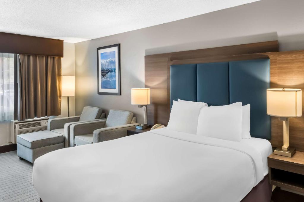 Postel nebo postele na pokoji v ubytování SureStay Hotel by Best Western SeaTac Airport North