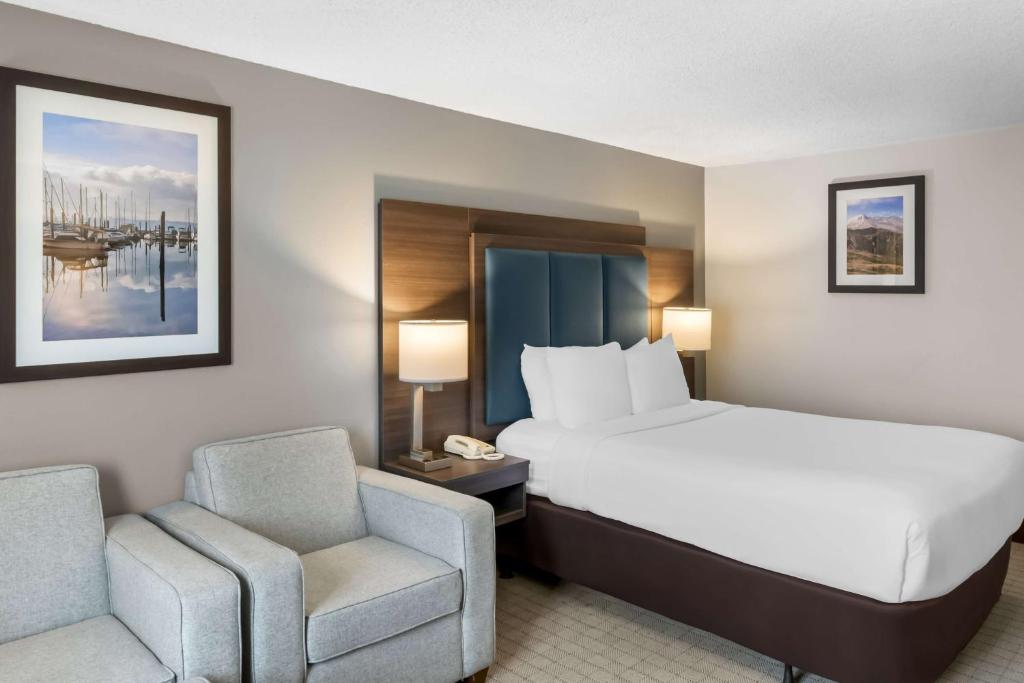 Postel nebo postele na pokoji v ubytování SureStay Hotel by Best Western SeaTac Airport North