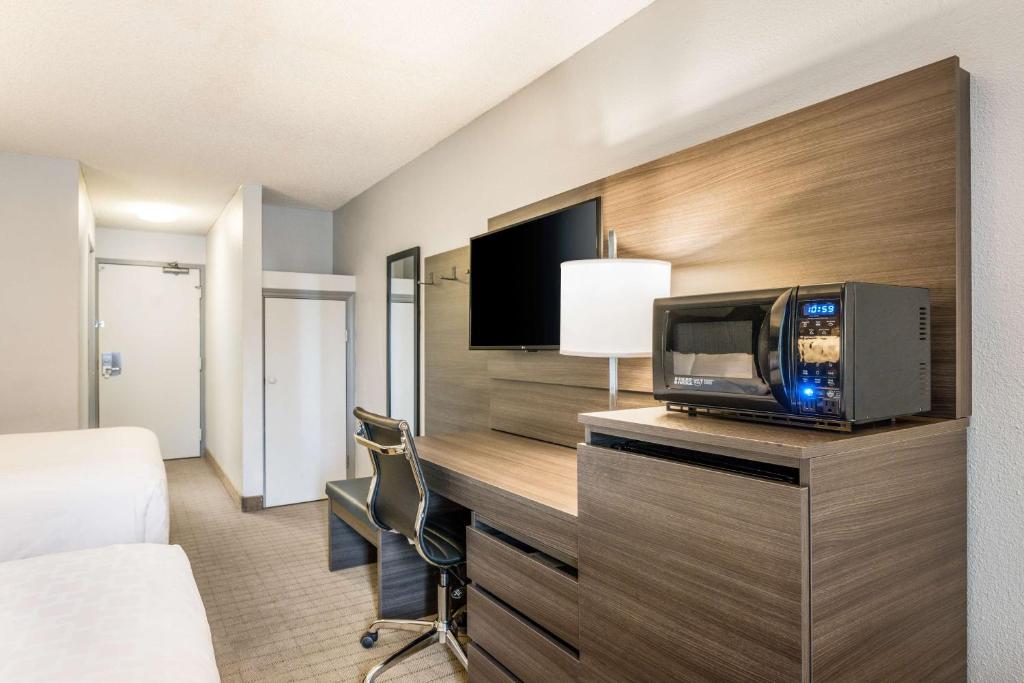 TV a/nebo společenská místnost v ubytování SureStay Hotel by Best Western SeaTac Airport North