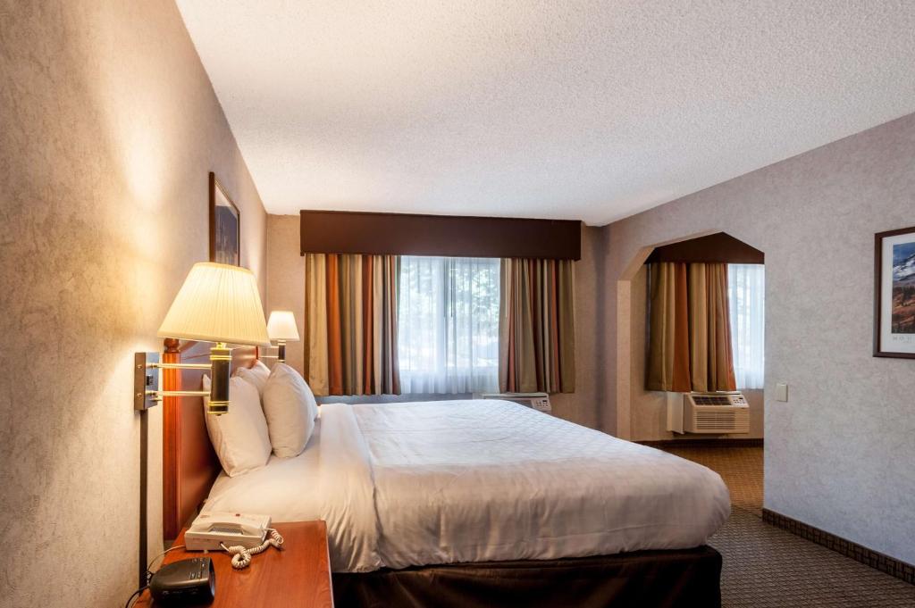 Postel nebo postele na pokoji v ubytování SureStay Hotel by Best Western SeaTac Airport North