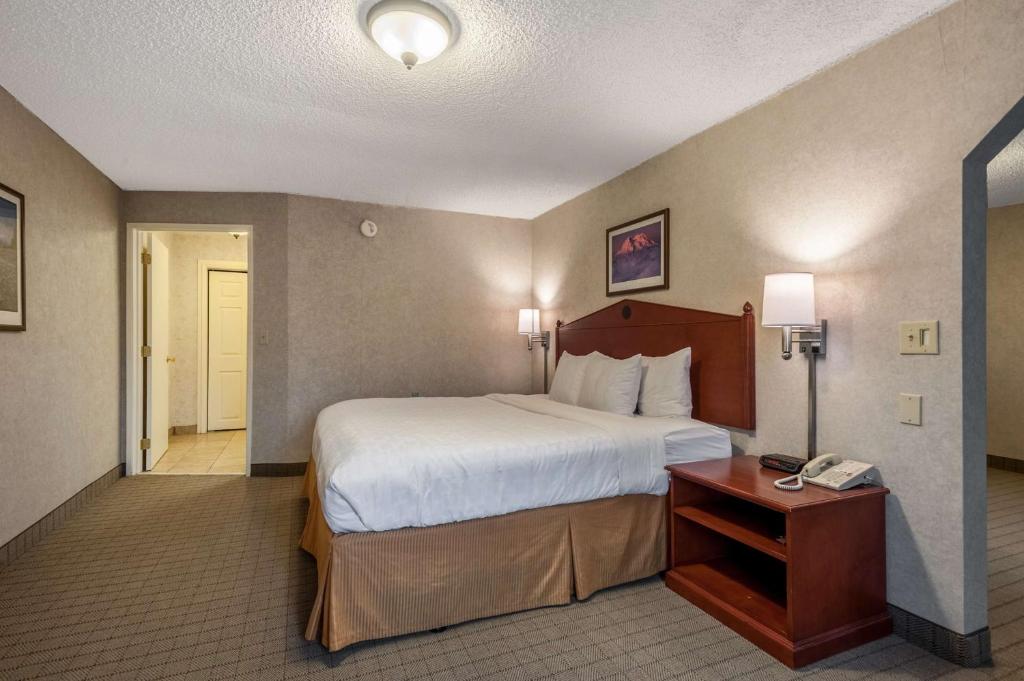 Postel nebo postele na pokoji v ubytování SureStay Hotel by Best Western SeaTac Airport North