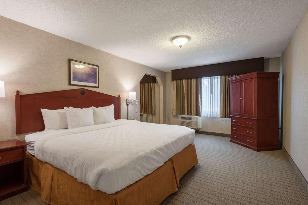 Postel nebo postele na pokoji v ubytování SureStay Hotel by Best Western SeaTac Airport North