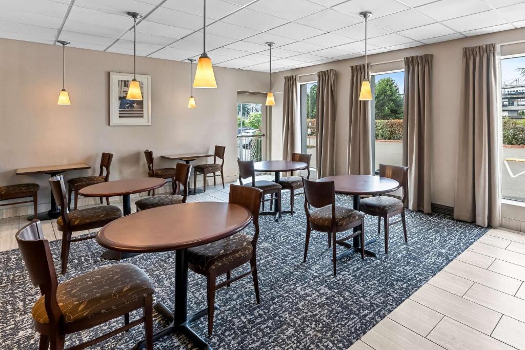 Posezení v ubytování SureStay Hotel by Best Western SeaTac Airport North