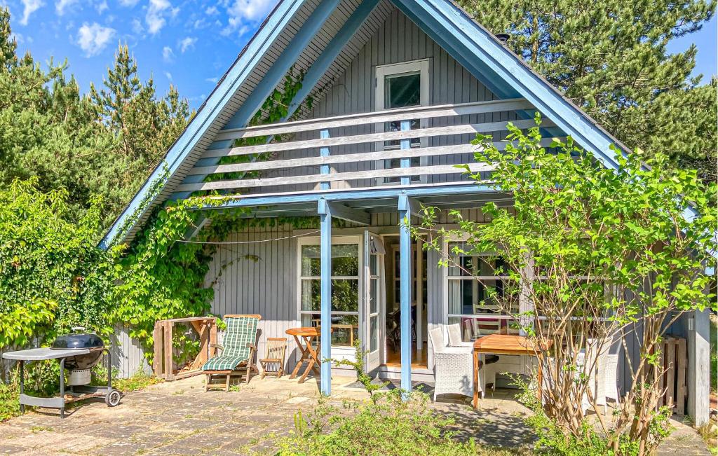 a cottage with a patio and a table and chairs at 3 Bedroom Amazing Home In Højby in Højby
