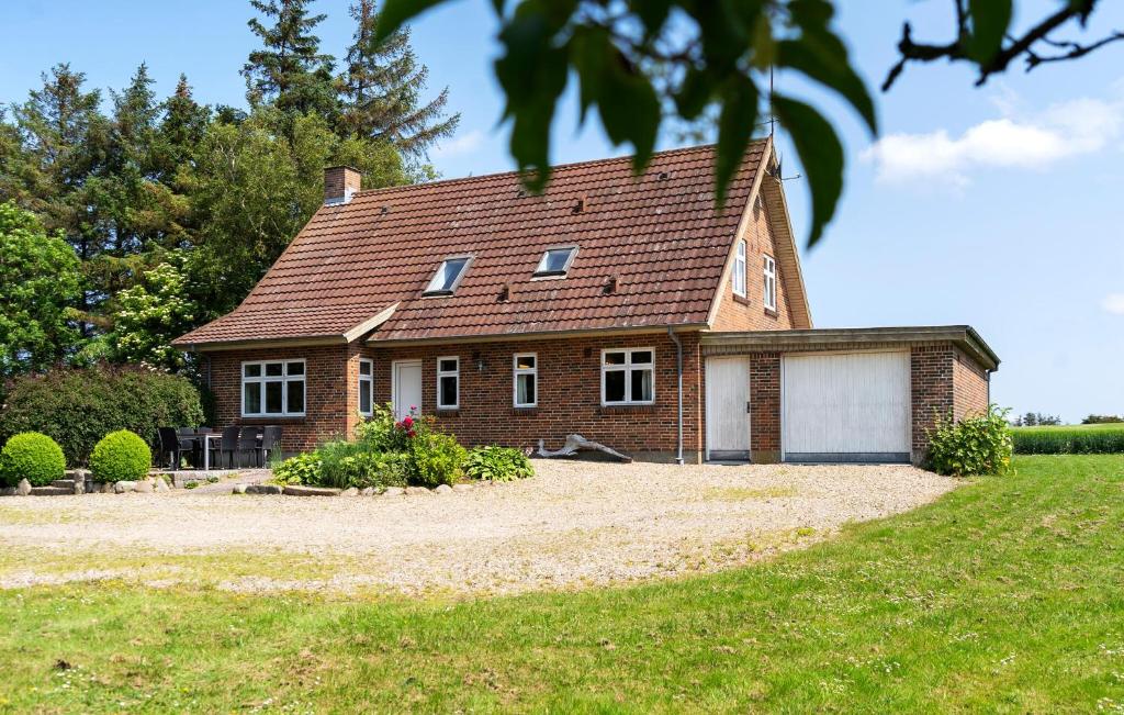 Zahrada ubytování Stunning Home In Nykøbing M With Sauna