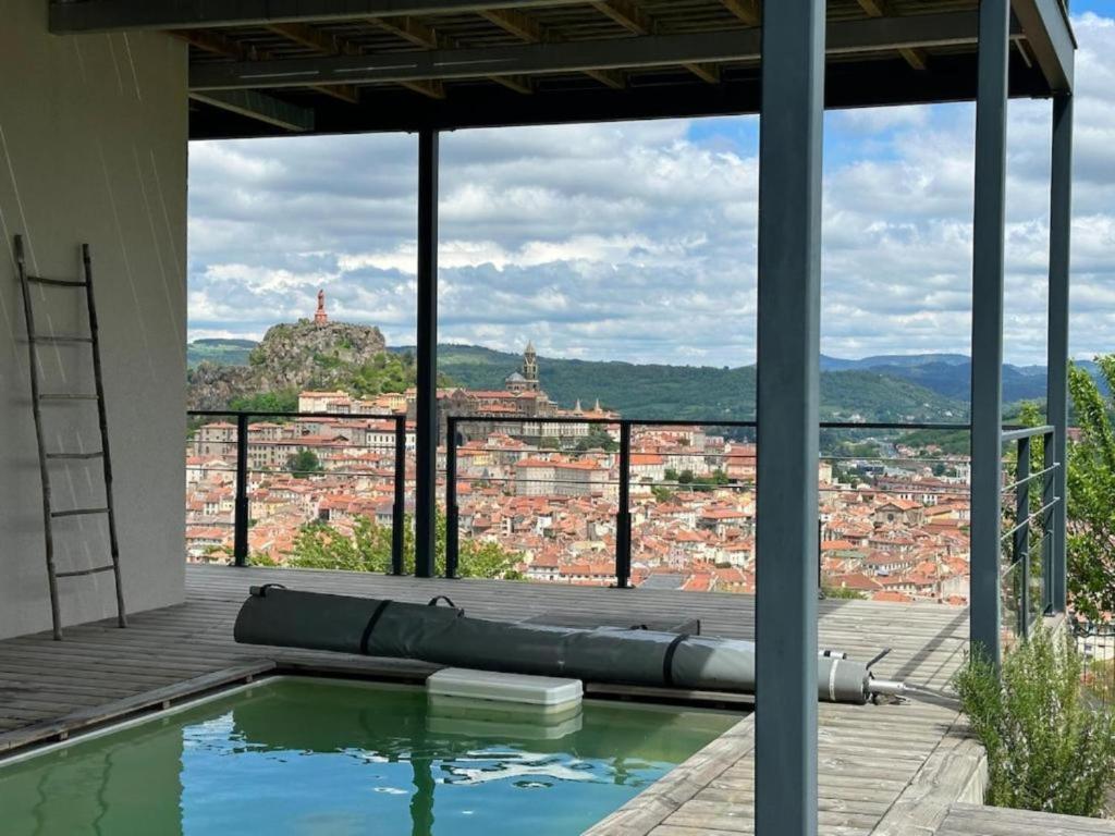 une piscine avec vue sur une ville dans l'établissement TheView, piscine et sauna, au Puy-en-Velay
