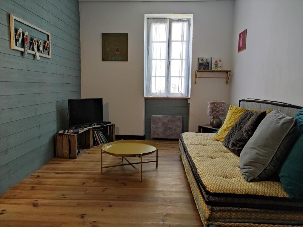 Televízia a/alebo spoločenská miestnosť v ubytovaní La cachette maison de ville