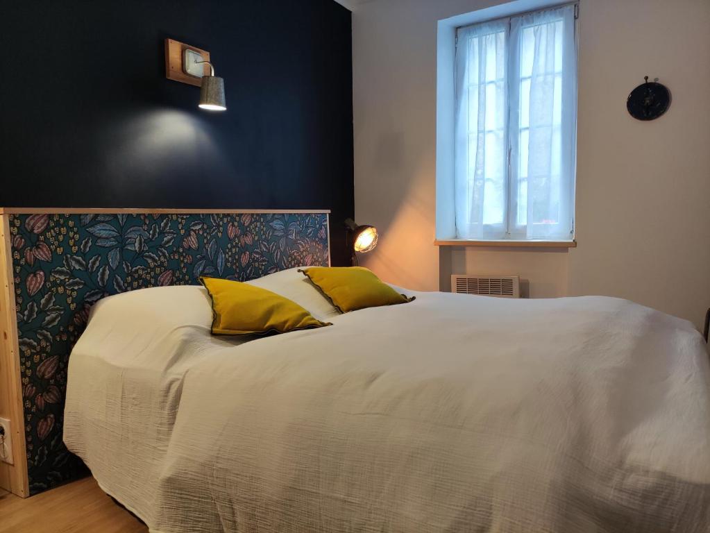 Posteľ alebo postele v izbe v ubytovaní La cachette maison de ville