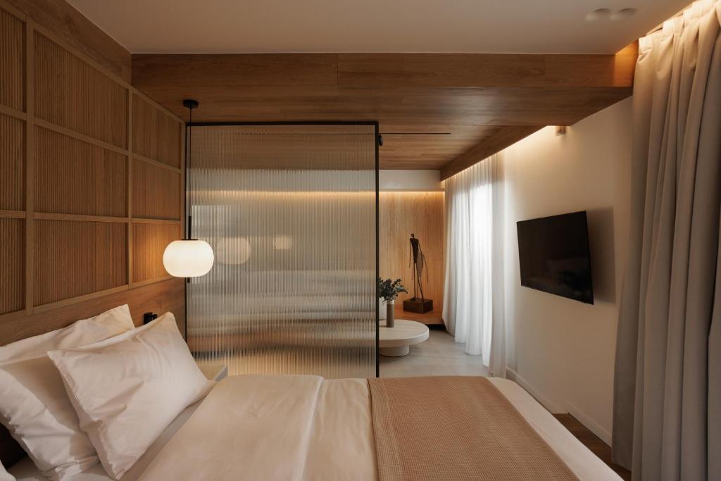 Postel nebo postele na pokoji v ubytování Laguna Coast Resort, Small Luxury Hotels of the World