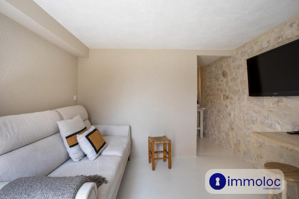 un salon avec un canapé et une télévision à écran plat dans l'établissement Studio in Villefranche, à Villefranche-sur-Mer