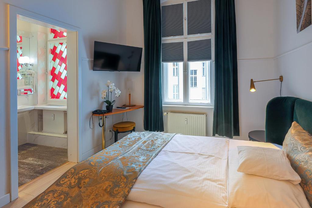 Postel nebo postele na pokoji v ubytování Hotel Augusta Am Kurfürstendamm