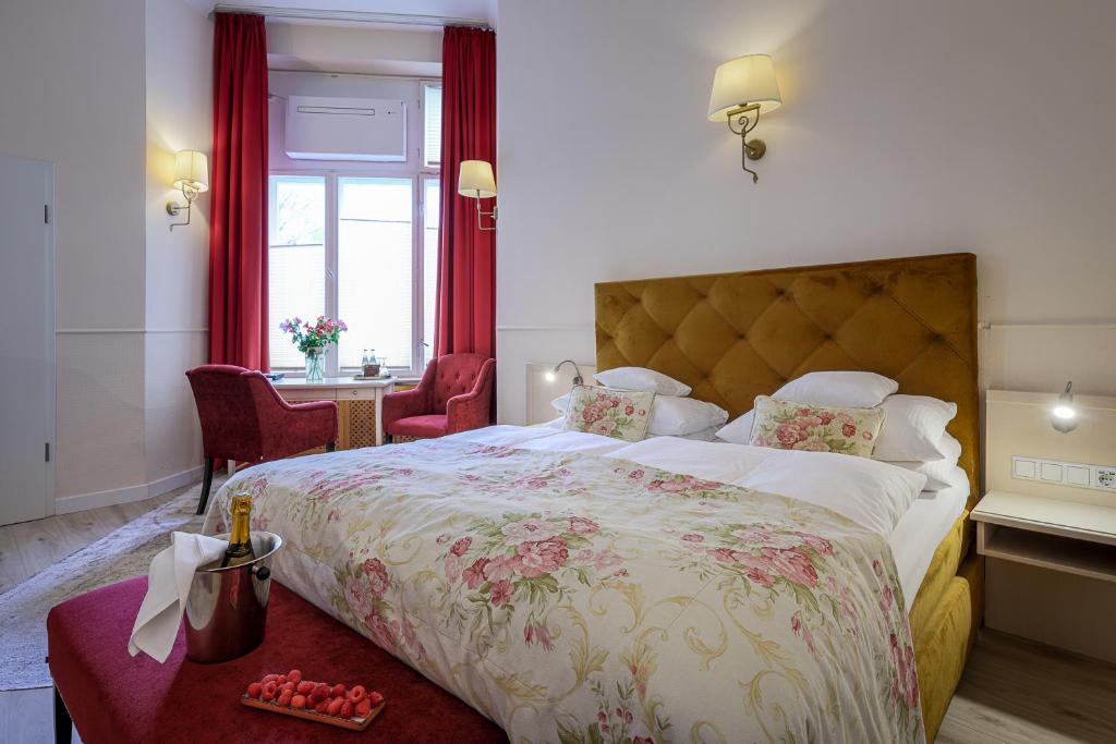 Postel nebo postele na pokoji v ubytování Hotel Augusta Am Kurfürstendamm