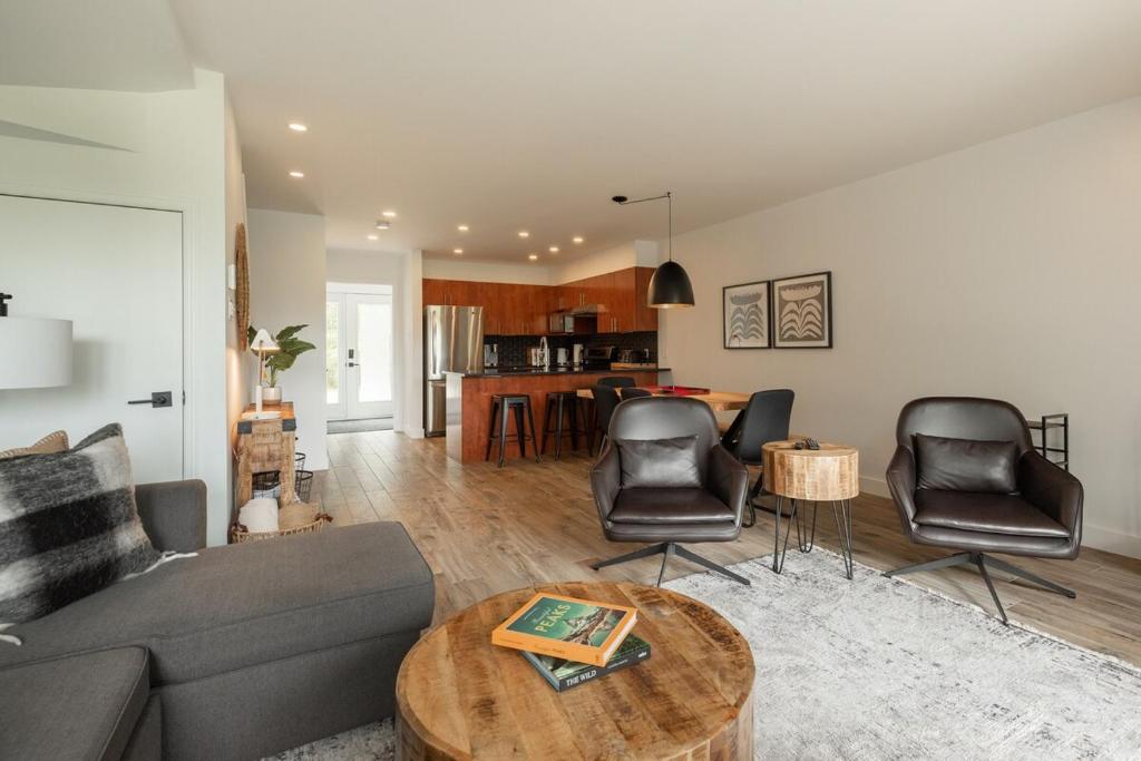 Χώρος καθιστικού στο 2-Level Home - Tremblant Mountain View - Fireplace