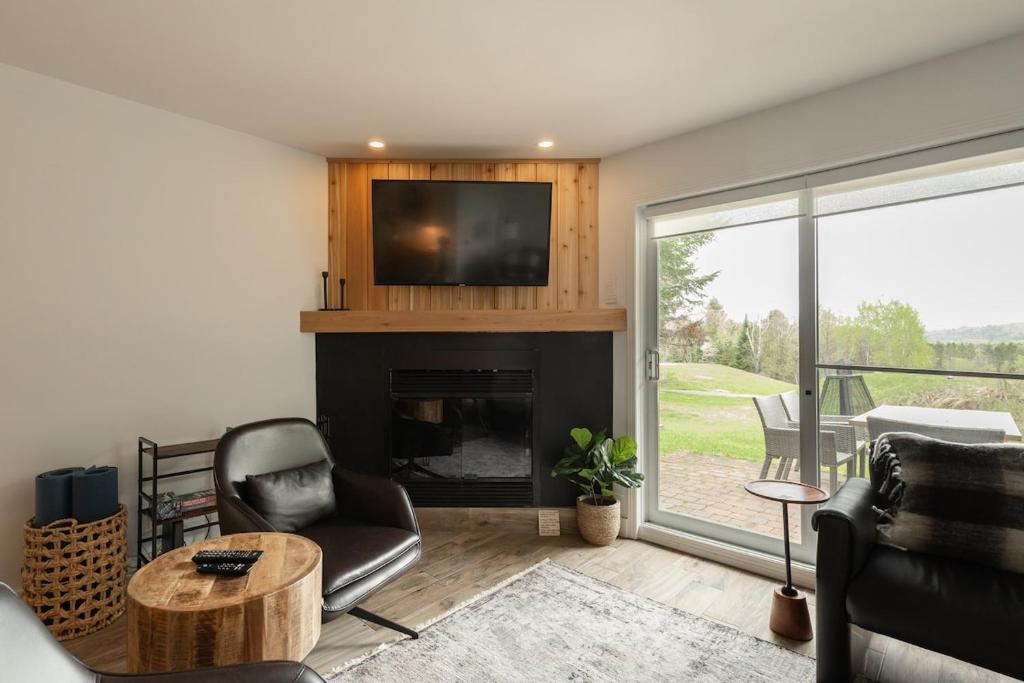 Μια τηλεόραση ή/και κέντρο ψυχαγωγίας στο 2-Level Home - Tremblant Mountain View - Fireplace