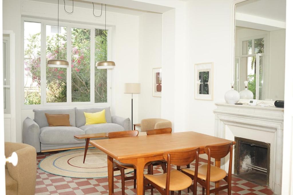 un salon avec une table et un canapé dans l'établissement Flat La Croisette Cannes La Croix d'Or, à Cannes