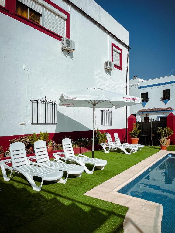 Bazén v ubytování Hostal El Pinar nebo v jeho okolí