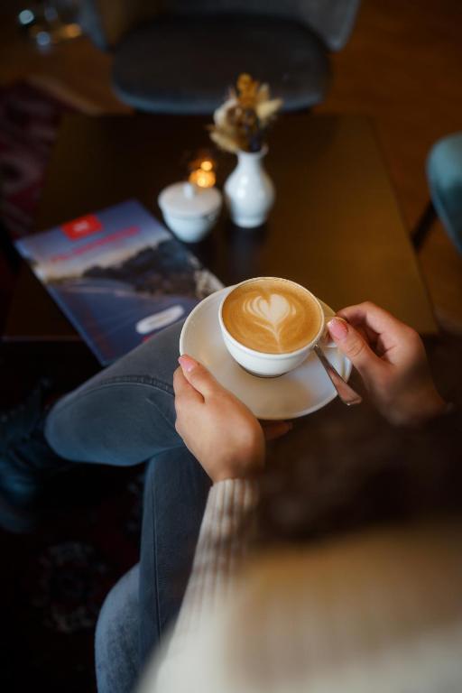 Příslušenství pro přípravu čaje a kávy v ubytování Logis Hotel QUARTIER 5, Sächsische Schweiz, mit Restaurant, Café & Bar