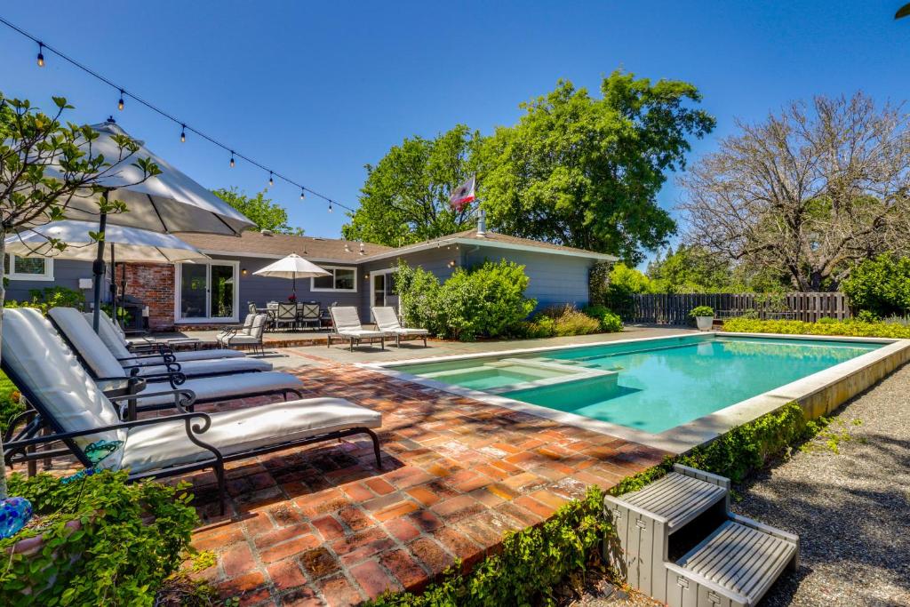 una piscina con tumbonas junto a una casa en Wine Country Retreat in Russian River Valley!, en Forestville