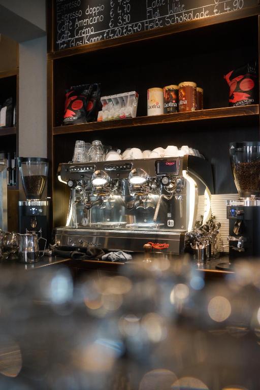 Příslušenství pro přípravu čaje a kávy v ubytování Logis Hotel QUARTIER 5, Sächsische Schweiz, mit Restaurant, Café & Bar